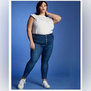 Gena Fit Peach Lift Button Lift Skinny jeans.